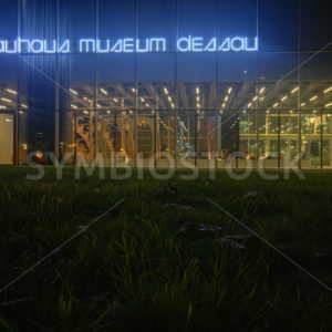 Das Bauhaus Museum in Dessau bei Nacht - tiefkuehlpizza.com