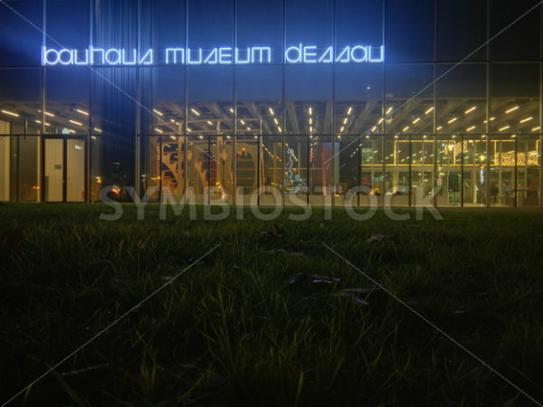 Das Bauhaus Museum in Dessau bei Nacht - tiefkuehlpizza.com