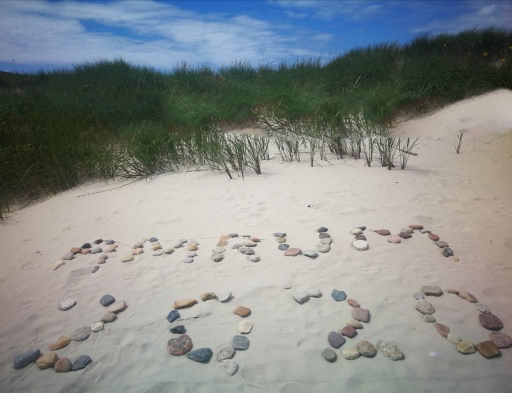 Amrum 2020 mit Steinen an den Strand gelegt